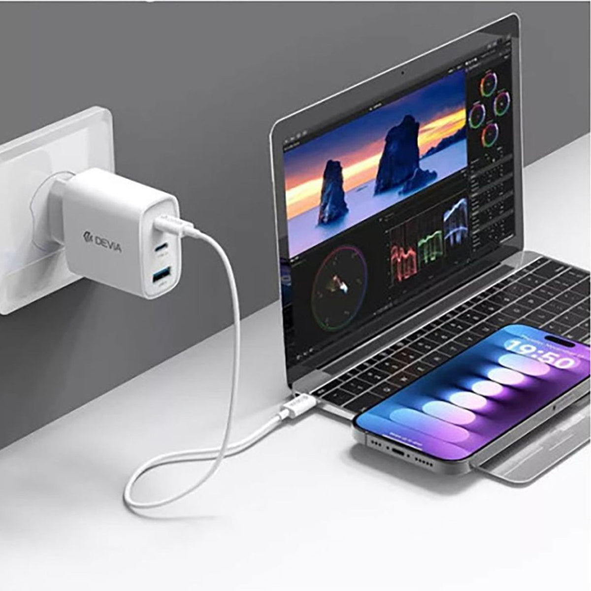 Chargeur secteur Devia Extreme GaN PD 65 W (1 × USB-A + 2 × USB-C) – vue 2